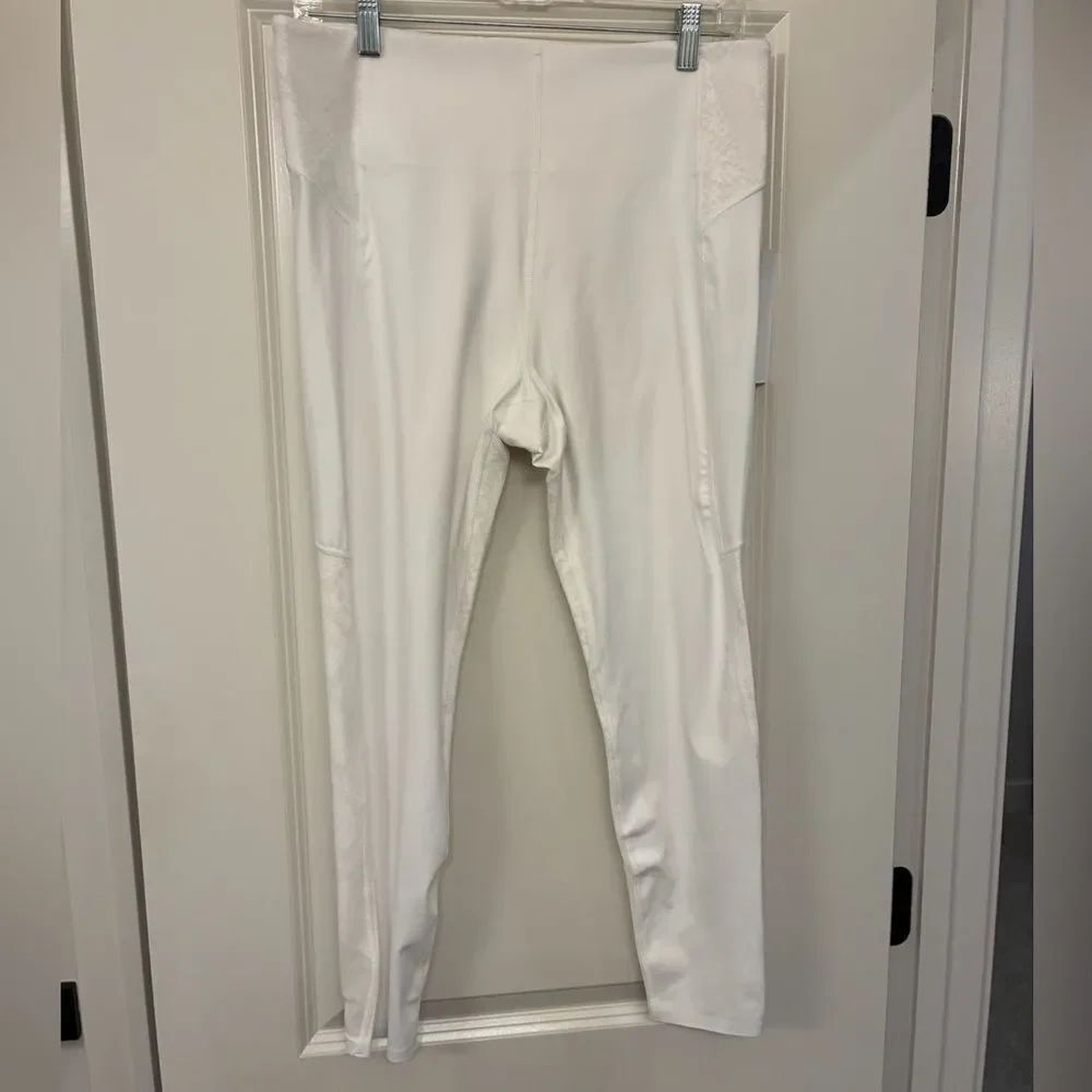 NWT ATHLETA Stay Fly Reflective Snake 7/8 Tight White Women’s Size Medium